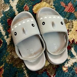 The Children's Place Toddler Size 9 Gray Shark Face Sandals With Strap
